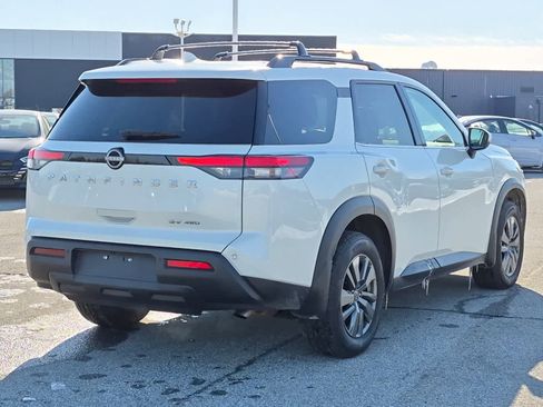 Used 2024 Nissan Pathfinder SV image 3