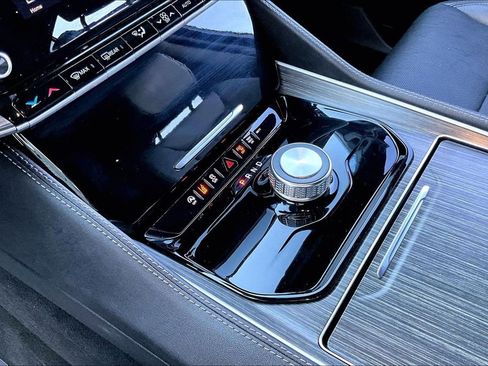 Used 2024 Jeep Wagoneer L Series II w/ Flexible Seating Group image 13