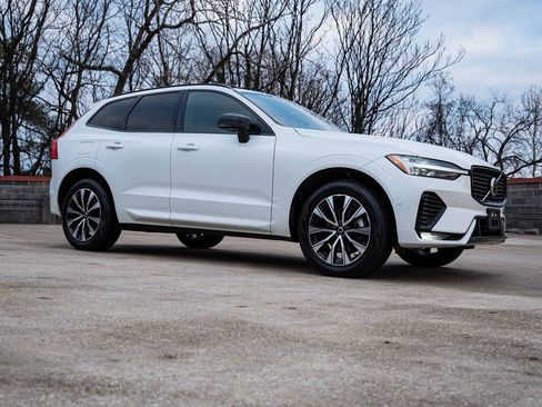 Certified 2025 Volvo XC60 B5 Plus image 7