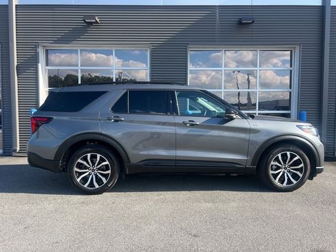 Used 2025 Ford Explorer ST-Line w/ Premium Package image 4