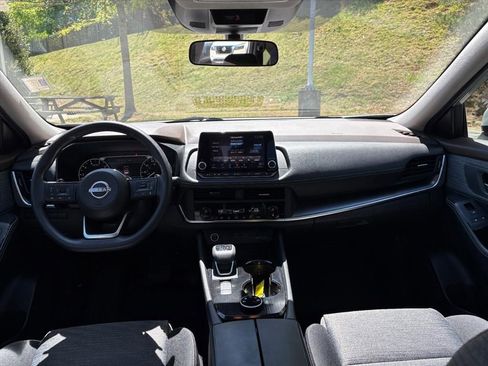 Used 2023 Nissan Rogue SV image 9