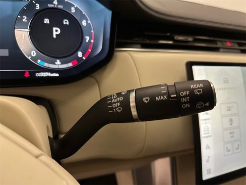 Used 2024 Land Rover Range Rover Long Wheelbase SE image 18