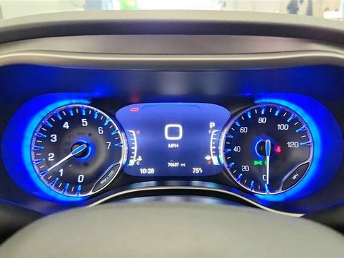 Used 2023 Chrysler Pacifica Touring-L FWD image 23