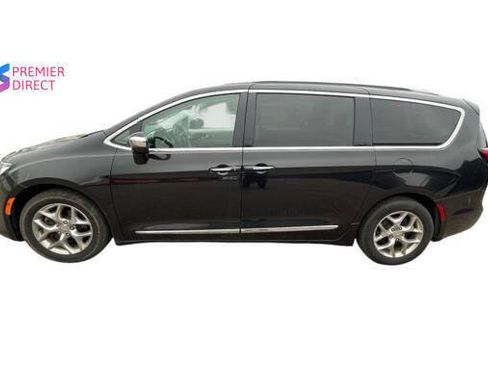 Used 2018 Chrysler Pacifica Limited FWD image 2
