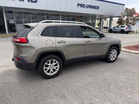Used 2017 Jeep Cherokee Latitude w/ Trailer Tow Group AWD/4WD image 3