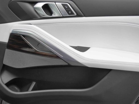 Certified 2025 BMW X6 xDrive40i w/ Climate Comfort Package image 32