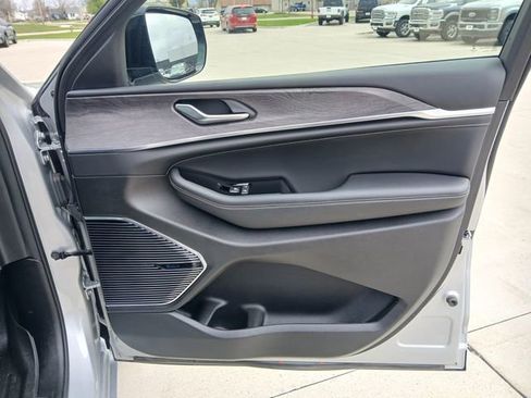 Used 2022 Jeep Grand Cherokee Overland AWD/4WD image 16