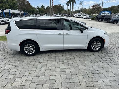Used 2024 Chrysler Pacifica Touring FWD image 14