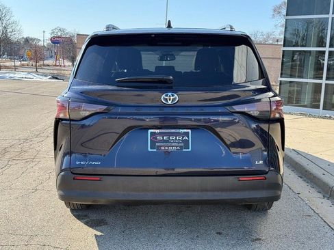 Used 2025 Toyota Sienna LE w/ LE Plus Package image 4