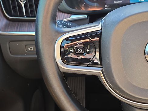 Used 2023 Volvo XC60 B6 Ultimate w/ Protection Package Premier image 21