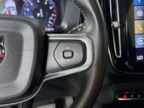 Used 2019 Volvo XC40 T4 Momentum image 15