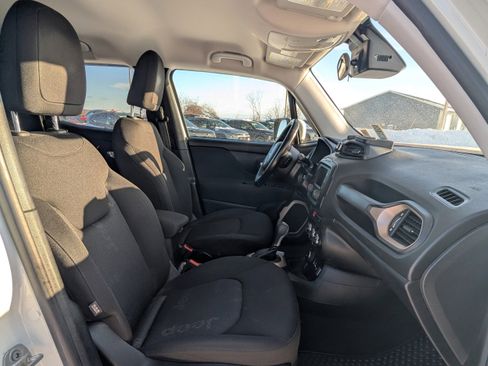 Used 2017 Jeep Renegade Latitude w/ Cold Weather Group image 7