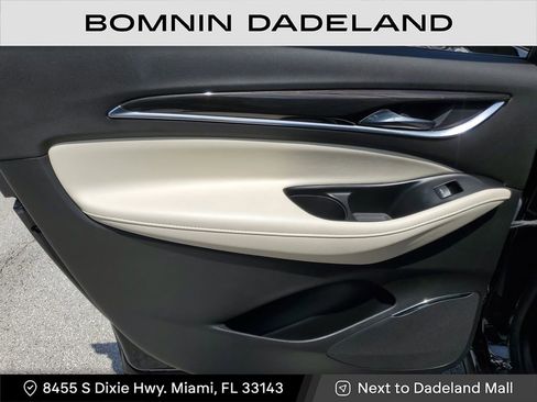 Used 2023 Buick Enclave Essence image 10