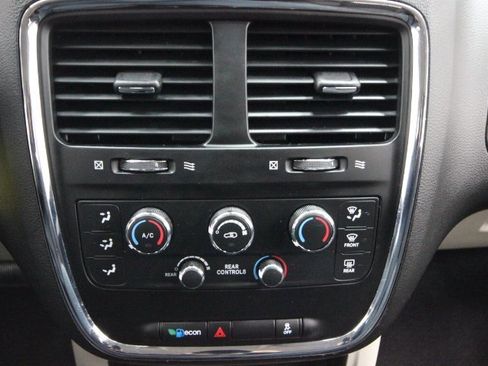 Used 2019 Dodge Grand Caravan SE w/ UConnect Hands-Free Group image 16