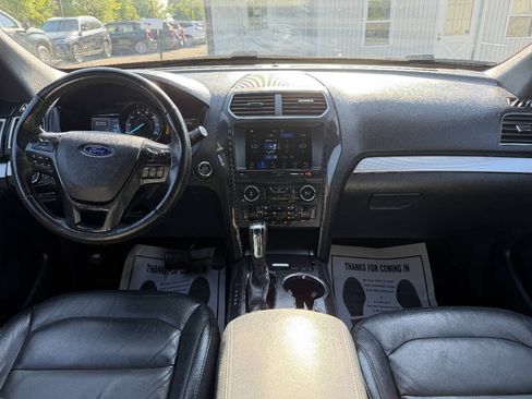 Used 2017 Ford Explorer XLT w/ Equipment Group 202A AWD/4WD image 12