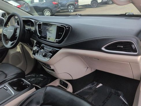 Used 2023 Chrysler Pacifica Touring-L FWD image 30