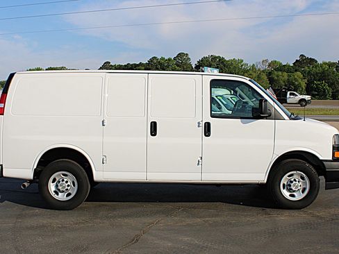 Used 2024 Chevrolet Express 2500 w/ Driver Convenience Package RWD image 7