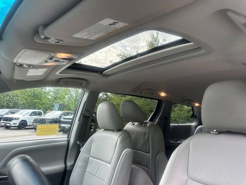 Certified 2017 Toyota Sienna XLE FWD image 32