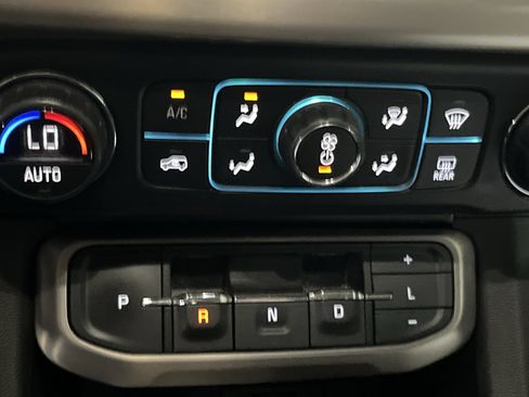 Used 2020 GMC Acadia Denali w/ Technology Package AWD/4WD image 16