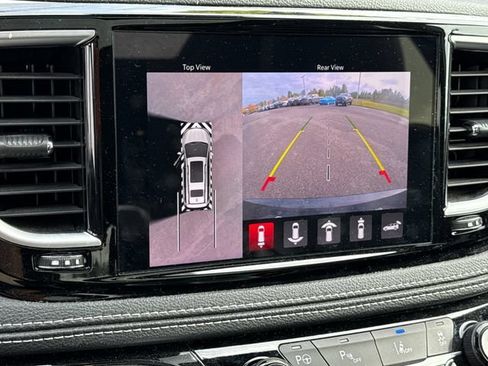 Used 2024 Chrysler Pacifica Premium FWD image 24
