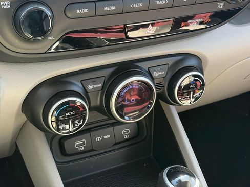 Used 2025 Hyundai Venue SEL FWD image 8
