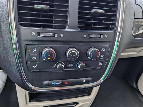 Used 2020 Dodge Grand Caravan SE w/ UConnect Hands-Free Group FWD image 24