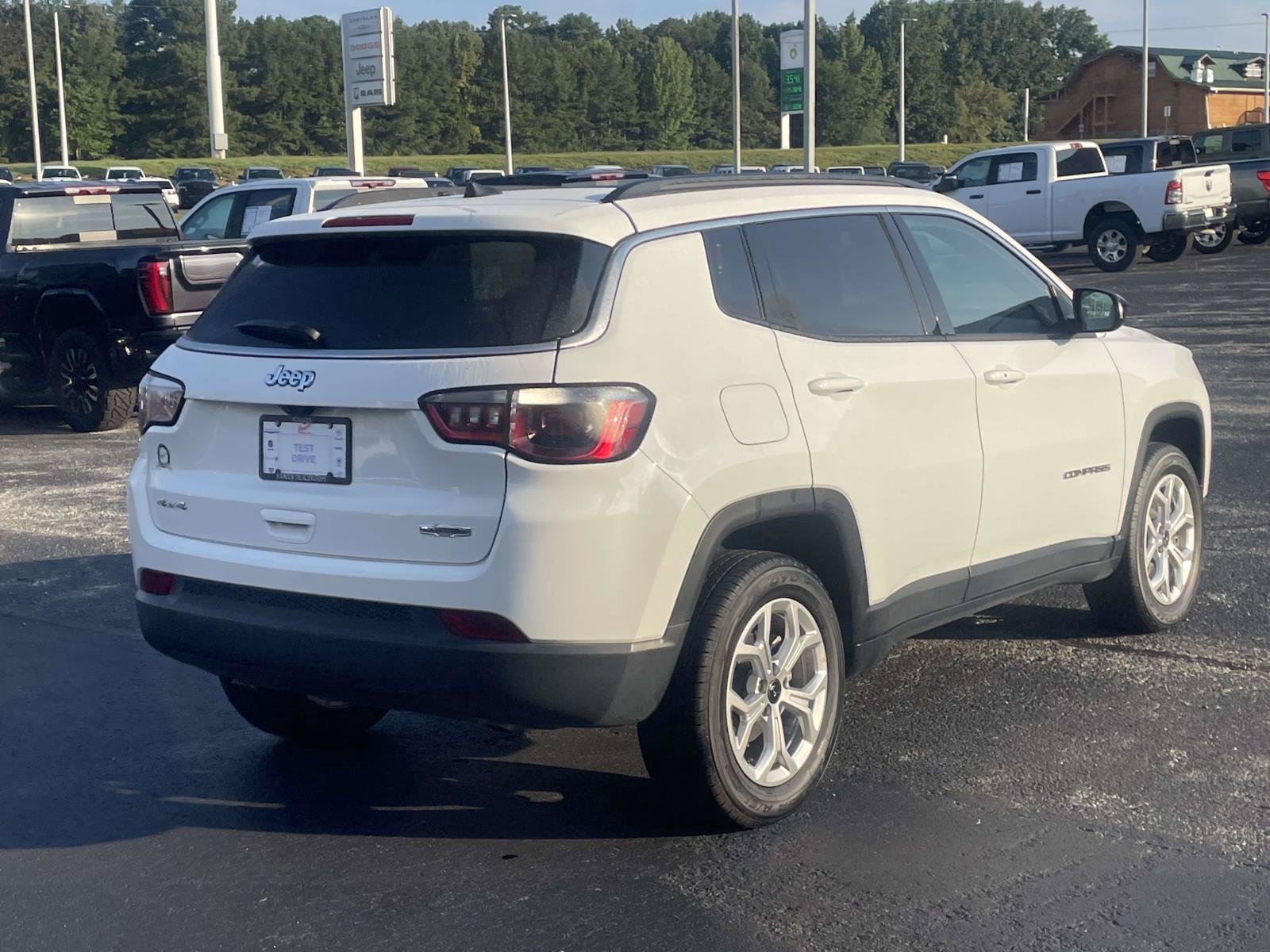 Certified 2025 Jeep Compass Latitude w/ Sun & Sound Group AWD/4WD image 3