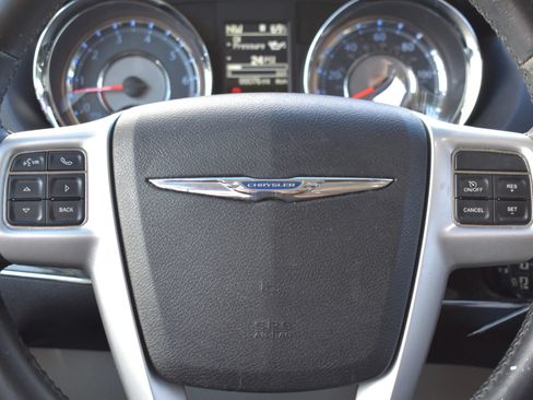 Used 2014 Chrysler Town & Country Touring FWD image 15