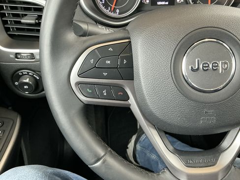 Used 2019 Jeep Cherokee Latitude Plus w/ Comfort/Convenience Group image 12