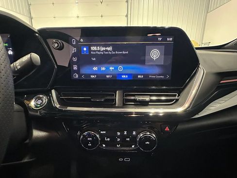 Used 2025 Chevrolet Trax RS FWD image 33