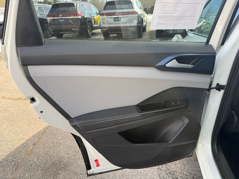 Used 2024 Volkswagen Taos SE image 15