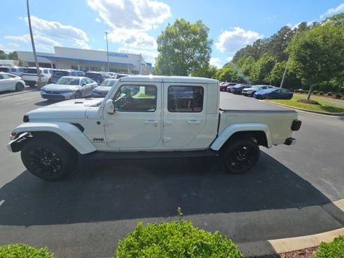 Used 2023 Jeep Gladiator Overland AWD/4WD image 2