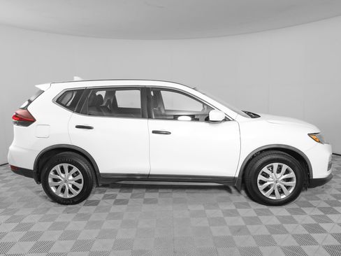 Used 2018 Nissan Rogue S FWD image 3