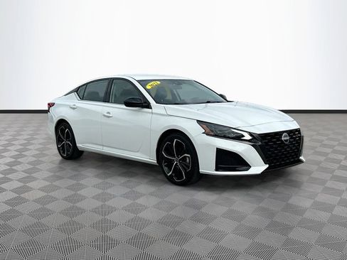 Used 2023 Nissan Altima 2.5 SR FWD image 3