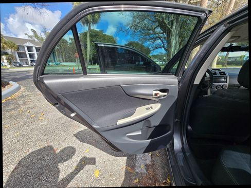 Used 2012 Toyota Corolla S image 28