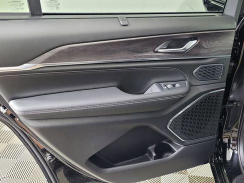 New 2025 Jeep Grand Cherokee L Overland w/ Luxury Tech Group IV image 28