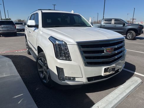 Used 2017 Cadillac Escalade Luxury image 4