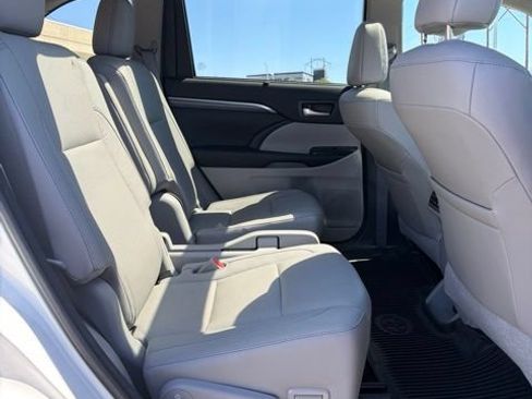 Used 2017 Toyota Highlander Limited Platinum AWD/4WD image 8