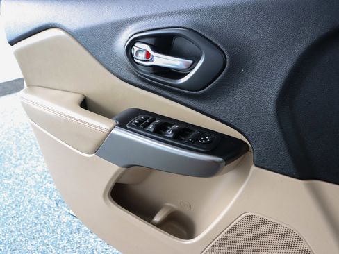 Used 2020 Jeep Cherokee Latitude image 21