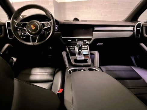 Certified 2023 Porsche Cayenne Platinum Edition image 18