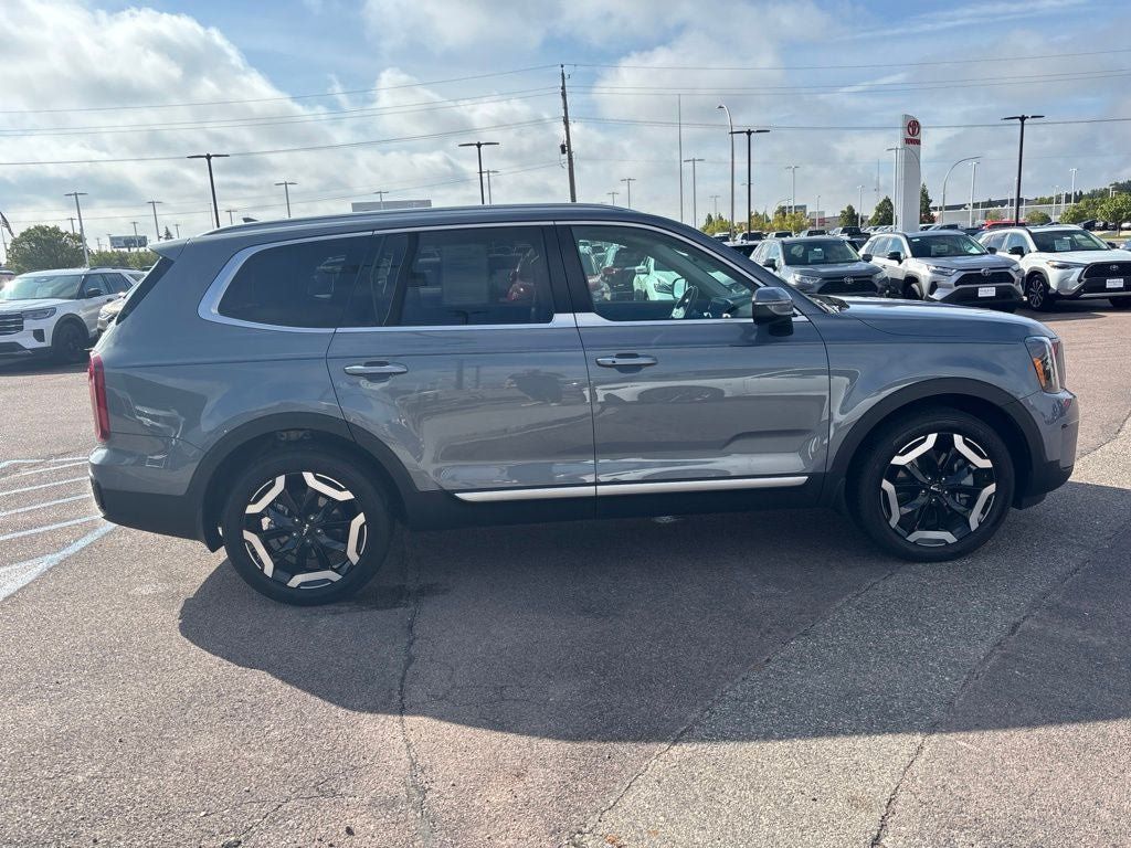 Used 2024 Kia Telluride S FWD image 4