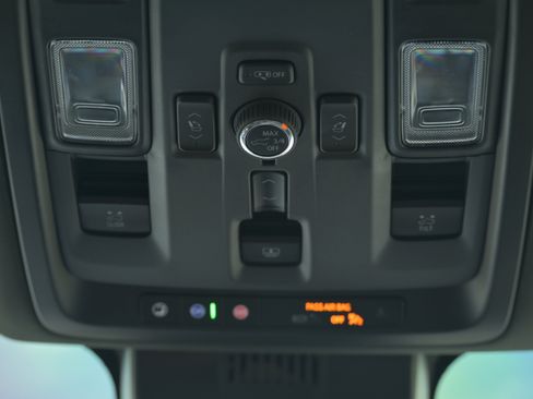 Used 2025 GMC Yukon Denali w/ Sun & Power Step Package RWD image 11
