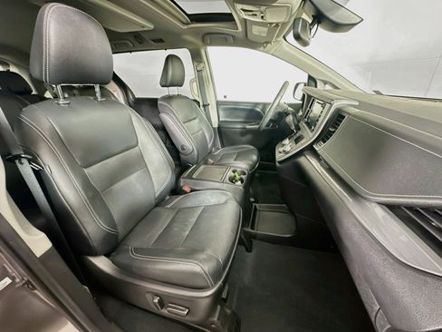 Used 2020 Toyota Sienna SE Premium FWD image 33