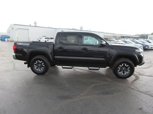 Used 2019 Toyota Tacoma TRD Off-Road AWD/4WD image 5