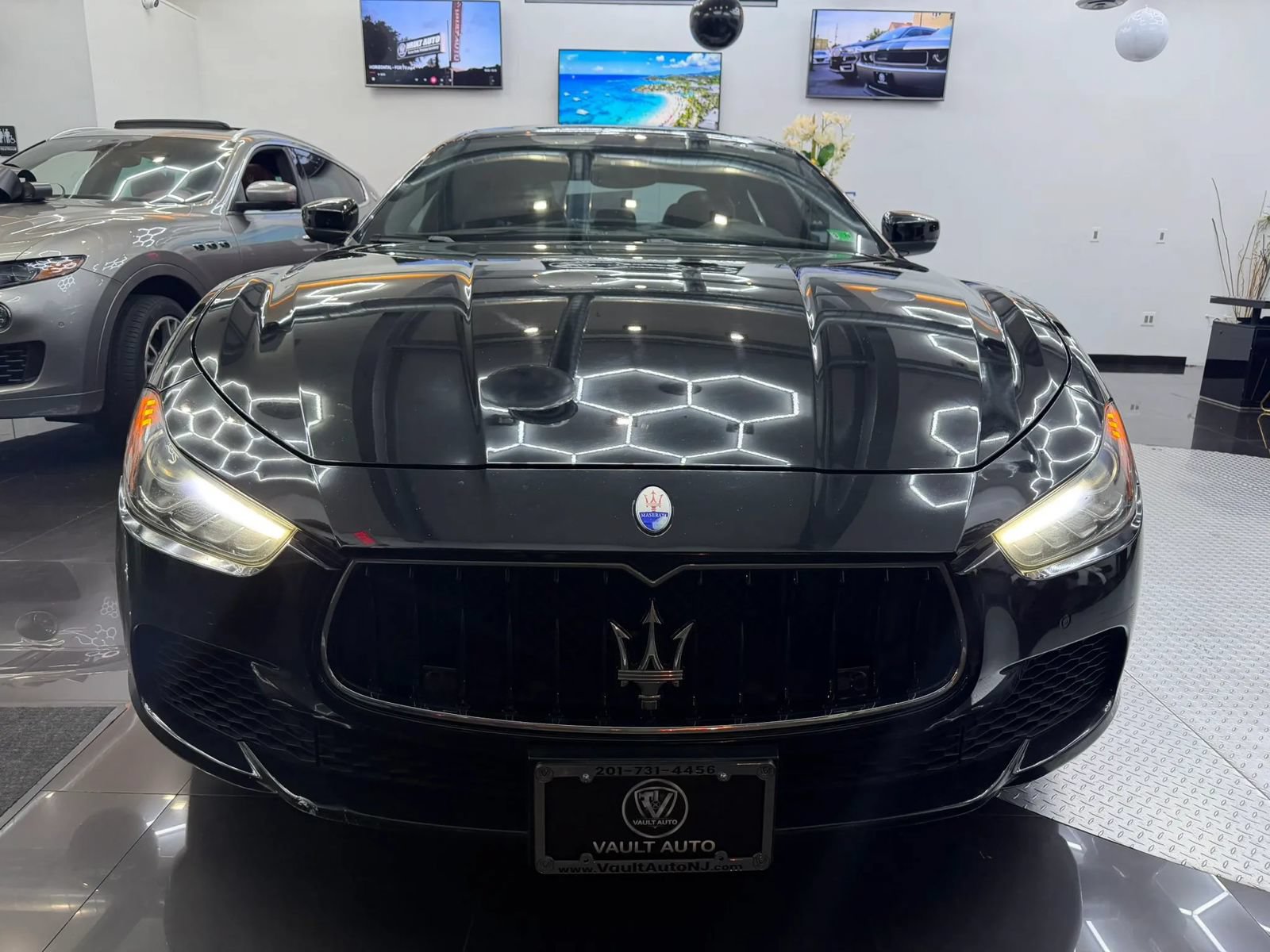 Used 2017 Maserati Ghibli w/ Luxury Package RWD image 1