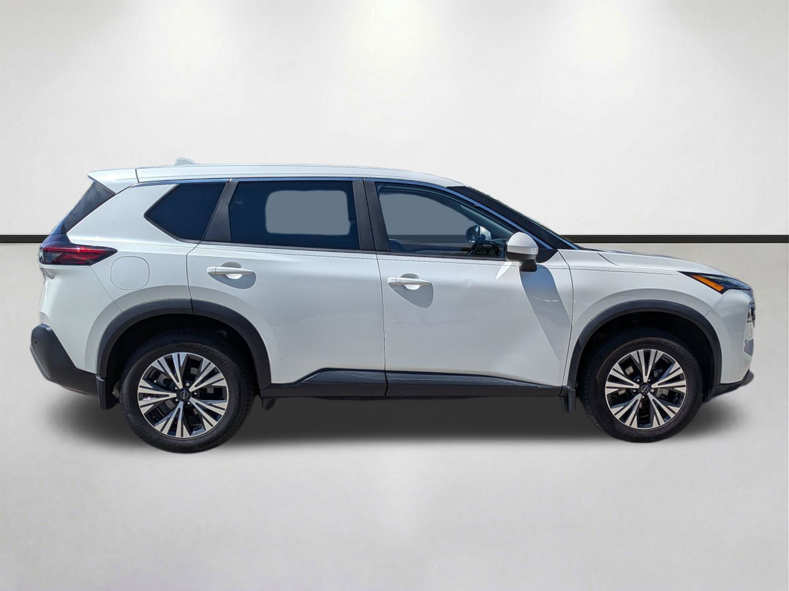 Used 2023 Nissan Rogue SV FWD image 2