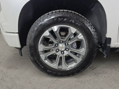 Used 2025 Chevrolet Silverado 1500 High Country w/ Technology Package AWD/4WD image 9