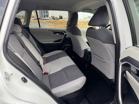 Used 2021 Toyota RAV4 XLE w/ Carpet Mat Package (TMS) image 16