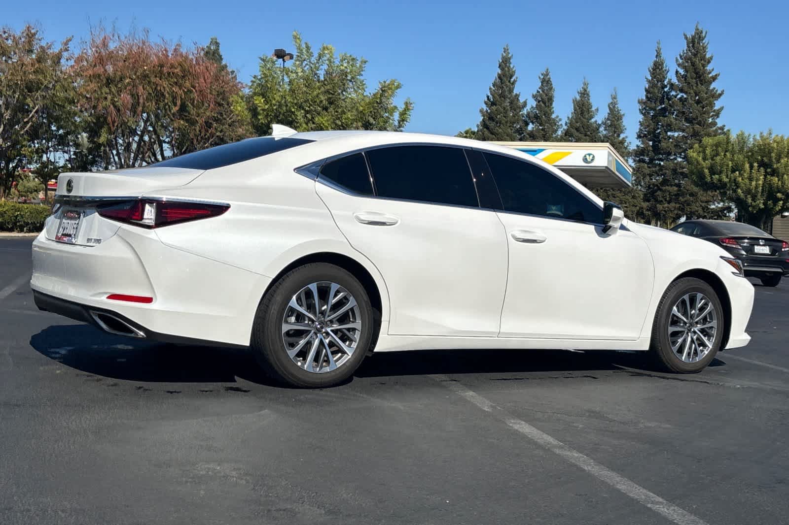 Used 2025 Lexus ES 350 w/ Accessory Package (Z2) FWD image 2