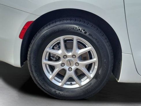 Used 2023 Chrysler Voyager LX FWD image 17